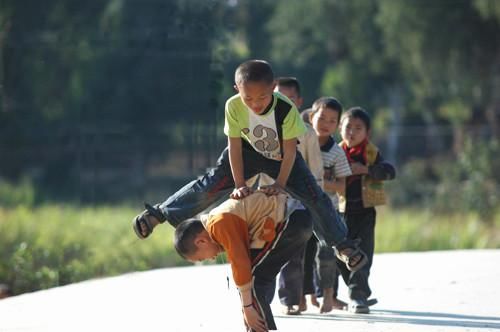 游戏 滚铁圈玩法_滚铁圈的游戏怎么玩_游戏滚铁环的玩法